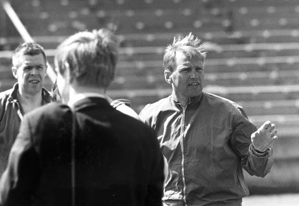 670529 Football, European Championship Qualification, Sweden Portugal, preview Swedens captain Orvar Bergmark instructs the players In the background Ronney Pettersson, goalkeeper  Copyright: BILDBYRAN BB670529BB002