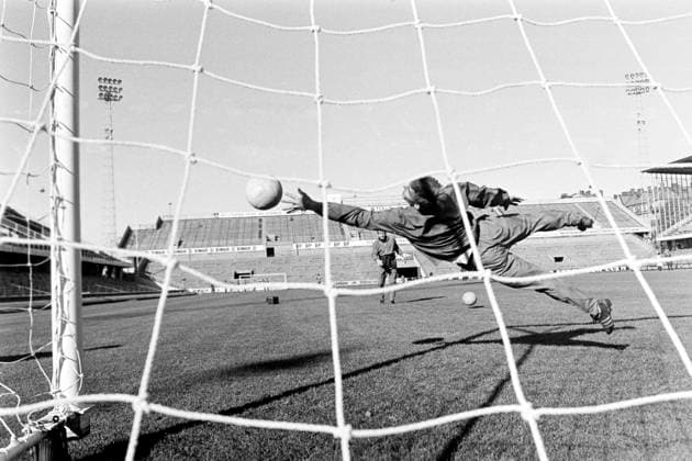 681007 Football, World Cup Qualification, Sweden Norway, preview Ronnie Hellström is coached by Orvar Bergmark, Swedens national coach  Copyright: BILDBYRAN BB681007BB019