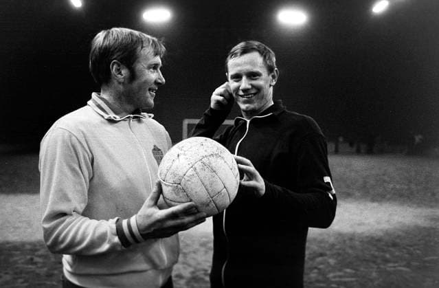 690118 Football, Sweden, Training, Indoor Orvar Bergmark, national coach and Björn Nordqvist during training  Copyright: BILDBYRAN BB690118BB004
