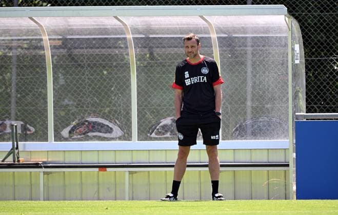 25 06 2025, xjhx, Fußball 3 Liga, SV Wehen Wiesbaden Trainingsauftakt Saison 2025 26 v l Trainer Nils Doering SV Wehen Wiesbaden DFL DFB REGULATIONS PROHIBIT ANY USE OF PHOTOGRAPHS as IMAGE SEQUENCES and or QUASI VIDEO Wiesbaden