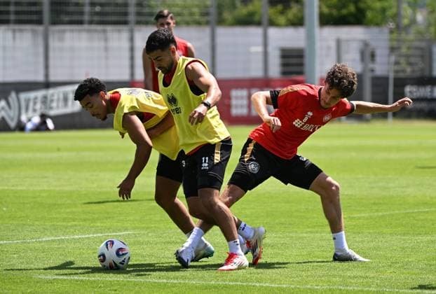 25 06 2025, xjhx, Fußball 3 Liga, SV Wehen Wiesbaden Trainingsauftakt Saison 2025 26 v l Nassim Elouarti El Ouarti SV Wehen Wiesbaden , Tarik Gözüsirin SV Wehen Wiesbaden , Donny Bogicevic SV Wehen Wiesbaden DFL DFB REGULATIONS PROHIBIT ANY USE OF PHOTOGRAPHS as IMAGE SEQUENCES and or QUASI VIDEO Wiesbaden