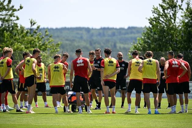 25 06 2025, xjhx, Fußball 3 Liga, SV Wehen Wiesbaden Trainingsauftakt Saison 2025 26 v l Coach Nils Doering SV Wehen Wiesbaden talks to the team, speaks to the team DFL DFB REGULATIONS PROHIBIT ANY USE OF PHOTOGRAPHS as IMAGE SEQUENCES and or QUASI VIDEO Wiesbaden