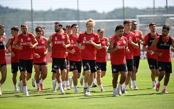 25 06 2025, xjhx, Fußball 3 Liga, SV Wehen Wiesbaden Trainingsauftakt Saison 2025 26 v l warmup Orestis Kiomourtzoglou SV Wehen Wiesbaden und team DFL DFB REGULATIONS PROHIBIT ANY USE OF PHOTOGRAPHS as IMAGE SEQUENCES and or QUASI VIDEO Wiesbaden