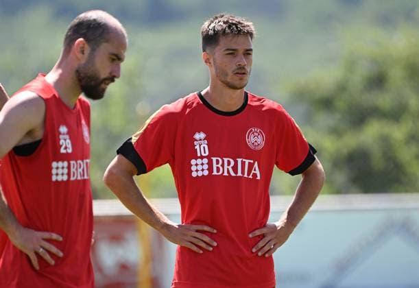 25 06 2025, xjhx, Fußball 3 Liga, SV Wehen Wiesbaden Trainingsauftakt Saison 2025 26 v l Fatih Kaya SV Wehen Wiesbaden , Robin Kalem SV Wehen Wiesbaden DFL DFB REGULATIONS PROHIBIT ANY USE OF PHOTOGRAPHS as IMAGE SEQUENCES and or QUASI VIDEO Wiesbaden