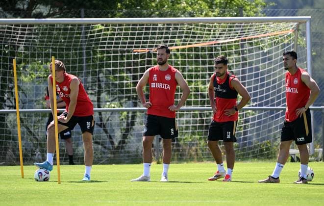25 06 2025, xjhx, Fußball 3 Liga, SV Wehen Wiesbaden Trainingsauftakt Saison 2025 26 v l Ryan Johansson SV Wehen Wiesbaden , Orestis Kiomourtzoglou SV Wehen Wiesbaden , Tarik Gözüsirin SV Wehen Wiesbaden , Milad Nejad SV Wehen Wiesbaden DFL DFB REGULATIONS PROHIBIT ANY USE OF PHOTOGRAPHS as IMAGE SEQUENCES and or QUASI VIDEO Wiesbaden