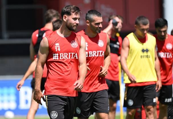 25 06 2025, xjhx, Fußball 3 Liga, SV Wehen Wiesbaden Trainingsauftakt Saison 2025 26 v l Orestis Kiomourtzoglou SV Wehen Wiesbaden , Sascha Mockenhaupt SV Wehen Wiesbaden DFL DFB REGULATIONS PROHIBIT ANY USE OF PHOTOGRAPHS as IMAGE SEQUENCES and or QUASI VIDEO Wiesbaden