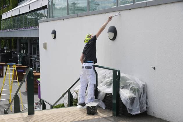 Wimbledon Tennis Championships - Practice Day LONDON, UNITED KINGDOM - JUNE 25: Maintenance staff work at the The All England, All England Lawn Tennis and Croquet Club ahead of the Wimbledon tennis championships in London, United Kingdom on June 25, 2025. Ray Tang Anadolu London United Kingdom. Editorial use only. Please get in touch for any other usage.  Copyright: x2025xAnadoluxRayxTangx