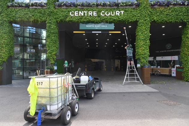 Wimbledon Tennis Championships - Practice Day LONDON, UNITED KINGDOM - JUNE 25: Maintenance staff work at the The All England, All England Lawn Tennis and Croquet Club ahead of the Wimbledon tennis championships in London, United Kingdom on June 25, 2025. Ray Tang Anadolu London United Kingdom. Editorial use only. Please get in touch for any other usage.  Copyright: x2025xAnadoluxRayxTangx