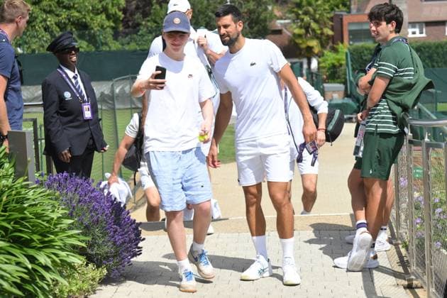 Wimbledon Tennis Championships - Practice Day LONDON, UNITED KINGDOM - JUNE 25: Serbian tennis player Novak Djokovic has his photo taken with a fan at the grass practice courts ahead of the Wimbledon tennis championships held at the All England, All England Lawn Tennis and Croquet Club in London, United Kingdom on June 25, 2025. Ray Tang Anadolu London United Kingdom. Editorial use only. Please get in touch for any other usage.  Copyright: x2025xAnadoluxRayxTangx