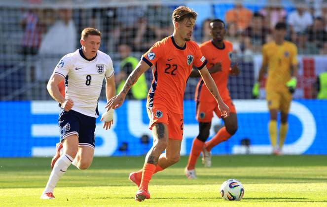 Luciano Valente of Netherlands U21, U 21 and Elliot Anderson of England Under 21 in action England U21 v Netherlands U21, UEFA U21 Championship, Semi-Final, National Football Stadium, Bratislava, Slovakia - 25 Jun 2025Bratislava National Football Stadium Slovakia  Copyright: xNikolaxKrstic Shutterstockx 15373680aq