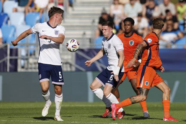 BRATISLAVA , 25-06-2025 , Football stadium Tehelne pole. Narodny football stadium , UEFA U21, U 21 Euro2025 , semi-finals , England U21 - Netherlands U21. kr England U21 player Charlie Cresswell, England U21 player Elliot Anderson, Netherlands U21 player Ryan Flamingo, Netherlands U21 player Luciano Valente England U21 - Netherlands U21  x29893366x Copyright: