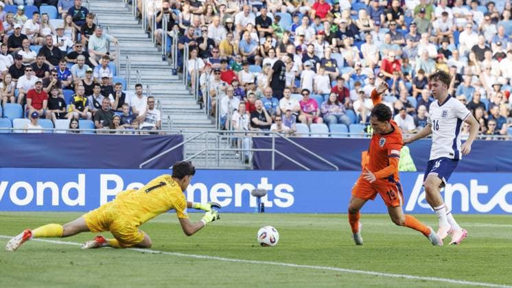 BRATISLAVA , 25-06-2025 , Football stadium Tehelne pole. Narodny football stadium , UEFA U21, U 21 Euro2025 , semi-finals , England U21 - Netherlands U21. kr England U21 goalkeeper James Beadle, Netherlands U21 player Thom Van Bergen, England U21 player Jack Hinshelwood England U21 - Netherlands U21  x29893374x Copyright: