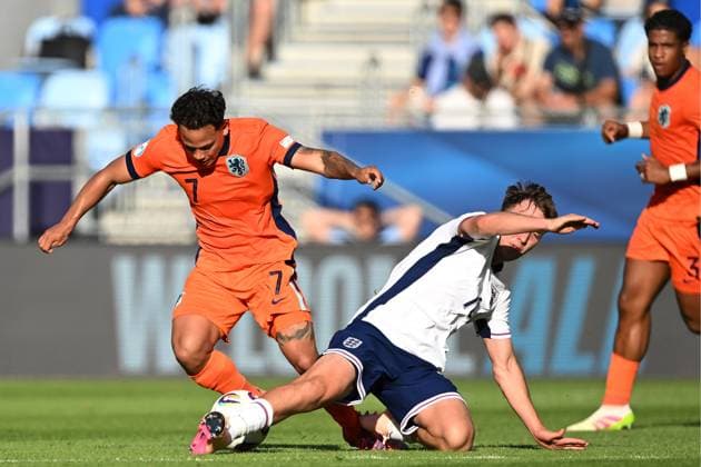 BRATISLAVA - (l-r) Milion Manhoef of Holland U21, U 21 Jack Hinshelwood of England U21 at the National Football Stadium during the under-21 European Championship, EM, Europameisterschaft semifinal between Young England and Young Orange. ANP xVIxANPxSportx xxANPxIVx 530483940 originalFilename: 530483940.jpg