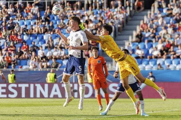 BRATISLAVA , 25-06-2025 , Football stadium Tehelne pole. Narodny football stadium , UEFA U21, U 21 Euro2025 , semi-finals , England U21 - Netherlands U21. (L-R) England U21 player Charlie Cresswell, England U21 goalkeeper James Beadle England U21 - Netherlands U21  x29893664x Copyright: