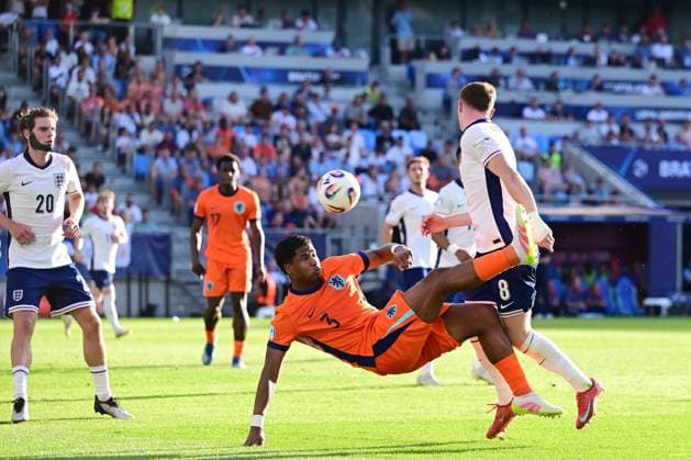 BRATISLAVA - (l-r) Ryan Flamingo of Holland U21, U 21 Elliot Anderson of England U21 at the National Football Stadium during the under-21 European Championship, EM, Europameisterschaft semifinal between Young England and Young Orange. ANP xVIxANPxSportx xxANPxIVx 530485775 originalFilename: 530485775.jpg