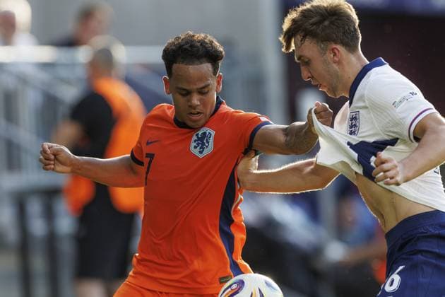 BRATISLAVA , 25-06-2025 , Football stadium Tehelne pole. Narodny football stadium , UEFA U21, U 21 Euro2025 , semi-finals , England U21 - Netherlands U21. (L-R) Netherlands U21 player Million Manhoef, England U21 player Jack Hinshelwood England U21 - Netherlands U21  x29893695x Copyright: