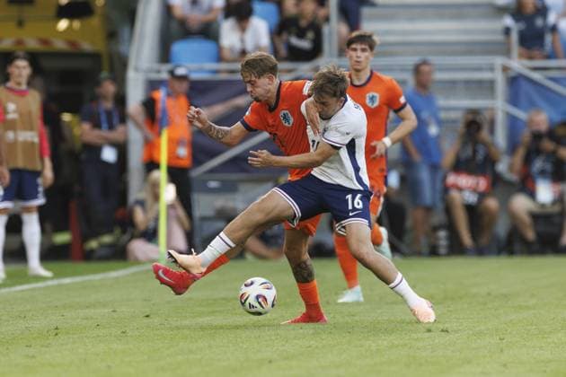 BRATISLAVA , 25-06-2025 , Football stadium Tehelne pole. Narodny football stadium , UEFA U21, U 21 Euro2025 , semi-finals , England U21 - Netherlands U21. (L-R) Netherlands U21 player Luciano Valente, England U21 player Jack Hinshelwood England U21 - Netherlands U21  x29893716x Copyright: