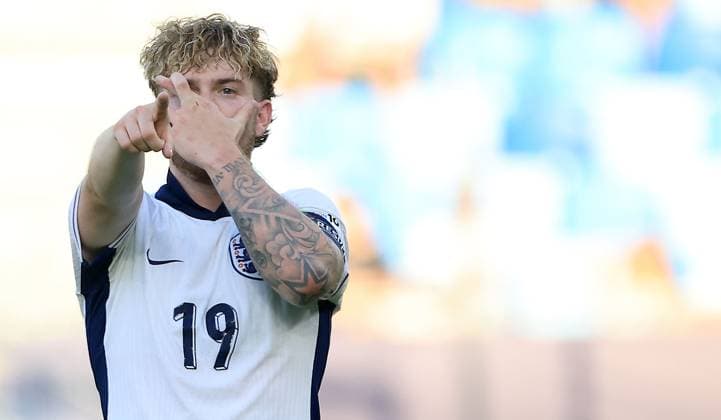 Harvey Elliott of England Under 21 celebrates scoring a goal to make the score 2-1 England U21, U 21 v Netherlands U21, UEFA U21 Championship, Semi-Final, National Football Stadium, Bratislava, Slovakia - 25 Jun 2025Bratislava National Football Stadium Slovakia  Copyright: xNikolaxKrstic Shutterstockx 15373680dy