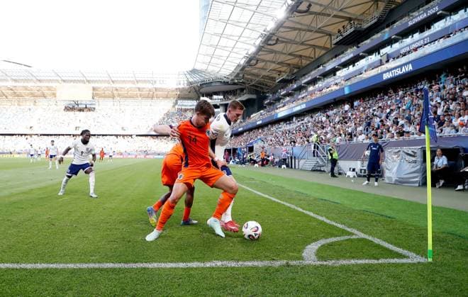 Wouter Goes of Netherlands U21, U 21 and Jay Stansfield of England Under 21 in action England U21 v Netherlands U21, UEFA U21 Championship, Semi-Final, National Football Stadium, Bratislava, Slovakia - 25 Jun 2025Bratislava National Football Stadium Slovakia  Copyright: xNikolaxKrstic Shutterstockx 15373680eq