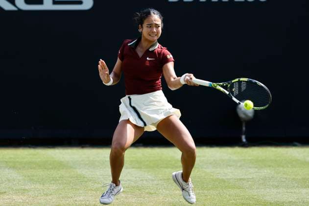 Sport Bilder des Tages 25th June 2025; Devonshire Park, Eastbourne, East Sussex, England; Lexus International Eastbourne, Day 3; Alexandra Eala (PHI) plays a forehand shot against Jelena Ostapenko (LAT)  ActionPlus12805480 HongboxChen