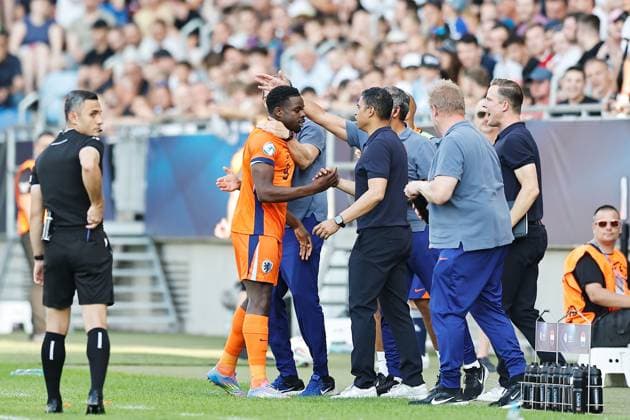 (L-R) Noah Ohio, Michael Reiziger (NED), JUNE 25, 2025 - Football Soccer : Ohio and Reiziger celebrate ater Ohio s goal during UEFA European Under-21 Championship 2025 Slovakia Semi-finals match between Uuder-21 England 2-1 Uuder-21 Netherlands at the National Football Stadium in Bratislava, Slovakia. Noxthirdxpartyxsales  aflo_295959906