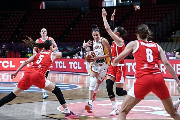 BASKET - Basket Internazionali - FIBA EuroBasket Women - Spain vs Czechia 7 Alba Torrens of Spain competes with 10 Eliska Hamzova of Czechia during the Women s Eurobasket Quarter Finals, match between Spain and Czechia at Peace & Friendship Stadium on June 25, 2025, in Piraeus, Greece. Piraeus Greece  Copyright: xIPAxSport ABACAx