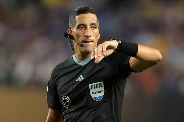 Philadelphia, USA, 24th June 2025.The Referee Yael Falcon Perez of Argentina reacts during the ES Tunis vs Chelsea FIFA Club World Cup match at Lincoln Financial Field, Philadelphia. Picture credit should read: Jonathan Moscrop Sportimage EDITORIAL USE ONLY. No use with unauthorised audio, video, data, fixture lists, club league logos or live services. Online in-match use limited to 120 images, no video emulation. No use in betting, games or single club league player publications. SPI_243_JM_TUNIS_CHELSEA_ SPI-3981-0243