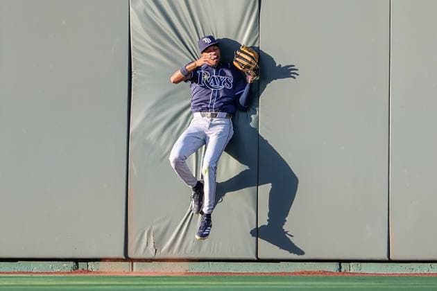 Sport Themen der Woche KW26 Sport Bilder des Tages June 25, 2025: Tampa Bay Rays center fielder Chandler Simpson (14) hits the wall after catching a fly ball for an out on Kansas City Royals third baseman Nick Loftin (12) during the fifth inning at Kauffman Stadium in Kansas City, MO. CSM Kansas City United States of America - ZUMAc04_ 20250625_zma_c04_021 Copyright: xDavidxSmithx