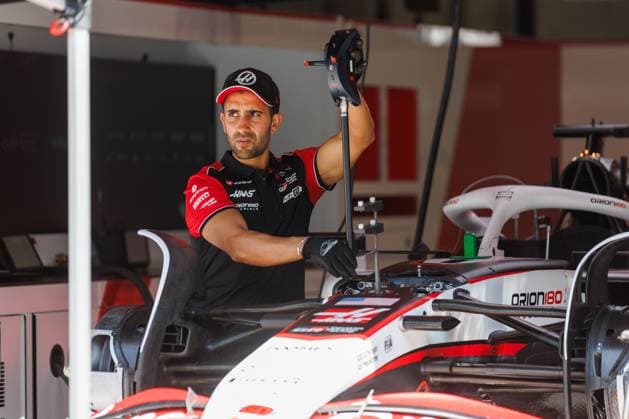 Mechanics at Haas prepare the cars, Austrian Grand Prix, Motorsport, Formula 1, 2025 season, 26 06 2025 Austrian Grand Prix, Motorsport, Formula 1, 2025 season, 26 06 2025 Copyright: xEibner-Pressefoto AlexanderxNeisx EP_ANS
