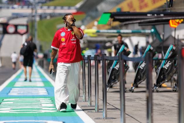 Lewis Hamilton Scuderia Ferrari HP, 44 runs through the pit lane and covers his face, Austrian Grand Prix, Motorsport, Formula 1, 2025 season, 26 06 2025 Austrian Grand Prix, Motorsport, Formula 1, 2025 season, 26 06 2025 Copyright: xEibner-Pressefoto AlexanderxNeisx EP_ANS