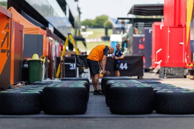 A McLaren employee prepares the race tires, Austrian Grand Prix, Motorsport, Formula 1, 2025 season, 26 06 2025 Austrian Grand Prix, Motorsport, Formula 1, 2025 season, 26 06 2025 Copyright: xEibner-Pressefoto AlexanderxNeisx EP_ANS