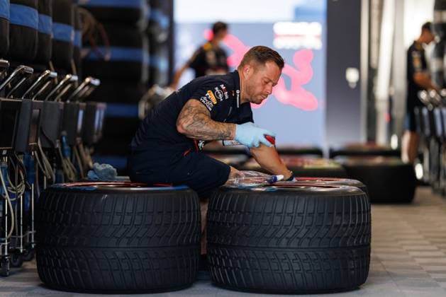 A Red Bull employee prepares the racing tires, Austrian Grand Prix, Motorsport, Formula 1, 2025 season, 26 06 2025 Austrian Grand Prix, Motorsport, Formula 1, 2025 season, 26 06 2025 Copyright: xEibner-Pressefoto AlexanderxNeisx EP_ANS