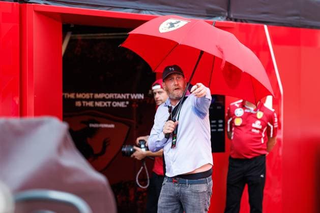 Lewis Hamiltons bodyguard gives instructions to the photographers, Austrian Grand Prix, Motorsport, Formula 1, 2025 season, 26 06 2025 Austrian Grand Prix, Motorsport, Formula 1, 2025 season, 26 06 2025 Copyright: xEibner-Pressefoto AlexanderxNeisx EP_ANS