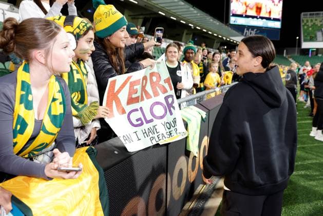 SOCCER AUSTRALIA SLOVENIA, Sam Kerr of the Matildas signs autographs and takes selfies with fans before the Women s friendly soccer match between Australia and Slovenia at HBF Park in Perth, Thursday, June 26, 2025. ( NO ARCHIVING Perth Western Australia Australia  Copyright: xRichardxWainwrightx 20250626131234036429