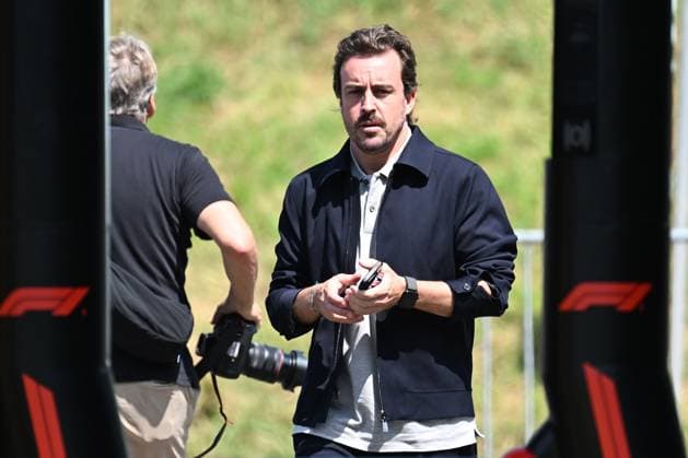 26 06 2025, xsvx, Motorsport FIA Formula 1, Austrian Grand Prix v l Fernando Alonso Aston Martin starting number 14 FIA REGULATIONS PROHIBIT ANY USE OF PHOTOGRAPHS as IMAGE SEQUENCES and or QUASI VIDEO Zeltweg Spielberg