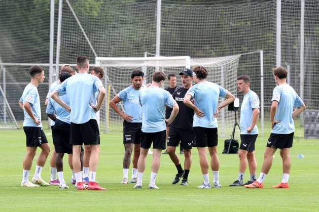 DEU, DFL, 2 FBL Hertha BSC, Training, 26 06 2025, Sportforum, Berlin, DEU, DFL, 2 FBL Hertha BSC, Training, im Bild Cheftrainer Stefan Leitl Hertha BSC Berlin , Hertha Spielerkreis DFL regulations prohibit any use of Photographs as image sequences and or quasi video nordphotoxGmbHx xEngler nph00076