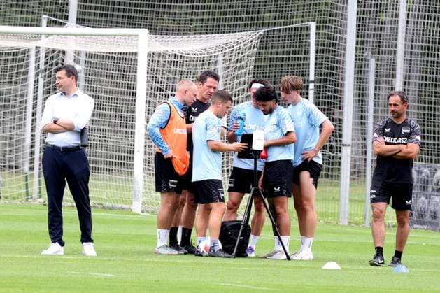DEU, DFL, 2 FBL Hertha BSC, Training, 26 06 2025, Sportforum, Berlin, DEU, DFL, 2 FBL Hertha BSC, Training, im Bild Hertha Spielerkreis, Konditionstrainer Hendrik Kuchno Hertha BSC Berlin , Fabian Reese Hertha BSC Berlin 11 , Diego Demme Hertha BSC Berlin 6 , Kevin Sessa Hertha BSC Berlin 8 , Benjamin Weber Sportdirektor, Hertha BSC Berlin Hartmann DFL regulations prohibit any use of Photographs as image sequences and or quasi video nordphotoxGmbHx xEngler nph00076