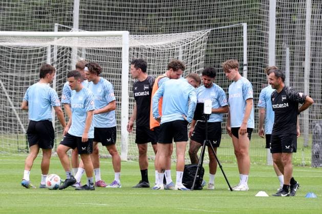 DEU, DFL, 2 FBL Hertha BSC, Training, 26 06 2025, Sportforum, Berlin, DEU, DFL, 2 FBL Hertha BSC, Training, im Bild Hertha Spielerkreis, Konditionstrainer Hendrik Kuchno Hertha BSC Berlin , Fabian Reese Hertha BSC Berlin 11 , Diego Demme Hertha BSC Berlin 6 , Kevin Sessa Hertha BSC Berlin 8 , Hartmann DFL regulations prohibit any use of Photographs as image sequences and or quasi video nordphotoxGmbHx xEngler nph00076