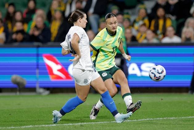 SOCCER AUSTRALIA SLOVENIA, Amy Sayer of of Australia passes the ball under pressure from Spela Kolbl of Slovenia during the Women s friendly soccer match between Australia and Slovenia at HBF Park in Perth, Thursday, June 26, 2025. ( NO ARCHIVING Perth Western Australia Australia  Copyright: xRichardxWainwrightx 20250626197828508852
