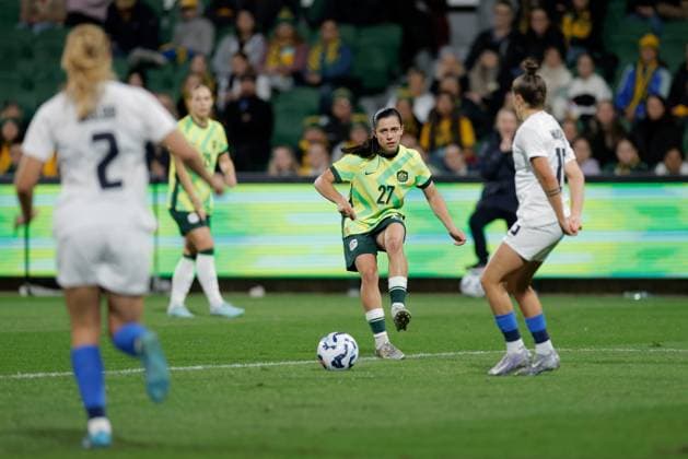 SOCCER AUSTRALIA SLOVENIA, Alex Chidiac of of Australia passes the ball during the Women s friendly soccer match between Australia and Slovenia at HBF Park in Perth, Thursday, June 26, 2025. ( NO ARCHIVING Perth Western Australia Australia  Copyright: xRichardxWainwrightx 20250626190190652833