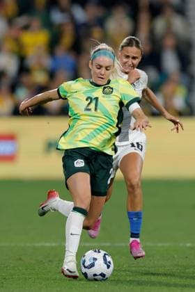 SOCCER AUSTRALIA SLOVENIA, Ellie Carpenter of of Australia under pressure from Kaja Erzen of Slovenia during the Women s friendly soccer match between Australia and Slovenia at HBF Park in Perth, Thursday, June 26, 2025. ( NO ARCHIVING Perth Western Australia Australia  Copyright: xRichardxWainwrightx 20250626130617669121