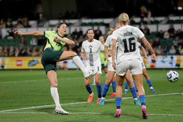 SOCCER AUSTRALIA SLOVENIA, Emily Gielnik of Australia takes a shot on goal during the Women s friendly soccer match between Australia and Slovenia at HBF Park in Perth, Thursday, June 26, 2025. ( NO ARCHIVING Perth Western Australia Australia  Copyright: xRichardxWainwrightx 20250626199849453969