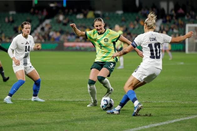 SOCCER AUSTRALIA SLOVENIA, Winonah Heatley of Australia and Dominika Conc of Slovenia compete for the ball during the Women s friendly soccer match between Australia and Slovenia at HBF Park in Perth, Thursday, June 26, 2025. ( NO ARCHIVING Perth Western Australia Australia  Copyright: xRichardxWainwrightx 20250626178573022246