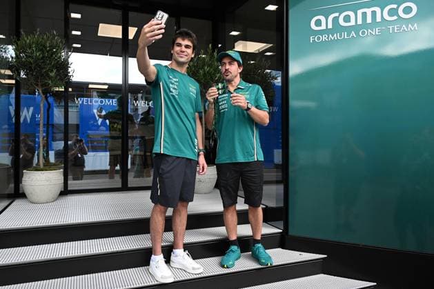 26 06 2025, xsvx, Motorsport FIA Formula 1, Austrian Grand Prix v l Lance Stroll Aston Martin starting number 18 and Fernando Alonso Aston Martin starting number 14 Aramco FIA REGULATIONS PROHIBIT ANY USE OF PHOTOGRAPHS as IMAGE SEQUENCES and or QUASI VIDEO Zeltweg Spielberg