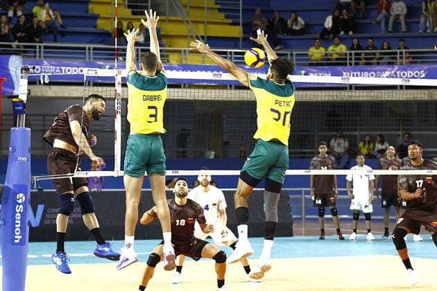 RECORD DATE NOT STATED Match between brazil and venezuela Betim (MG), 06 25 2025 - Men s volleyball Brazil national team, Nationalteam x Venezuela national team - Venezuela s attack and Brazil s block, final point of the 2nd match of the single phase of the men s volleyball Copa America - held at the Divino Braga gym, this Wednesday (25). Minas Gerais Brasil Copyright: xEvandroxOliveirax