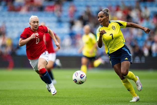250626 Thea Bjelde of Norway and Madelen Janogy of Sweden during the international friendly football match between Norway and Sweden on June 26, 2025 in Oslo Photo Jon Olav Nesvold BILDBYRAN COP 217 VG0773 bbeng fotboll football soccer fotball träningslandskamp privatlandskamp landskamp international friendly norge norway sweden sverige dam  Copyright: JONxOLAVxNESVOLD BB250626JE016