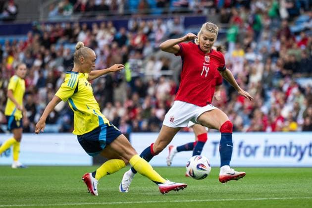 250626 Hanna Bennison of Sweden and Ada Hegerberg of Norway during the international friendly football match between Norway and Sweden on June 26, 2025 in Oslo Photo Mathias Bergeld BILDBYRAN kod MB VG0773 bbeng fotboll football soccer fotball träningslandskamp privatlandskamp landskamp international friendly norge norway sweden sverige dam  Copyright: MATHIASxBERGELD BB250626MB030