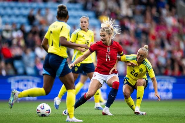 250626 Ada Hegerberg of Norway and Hanna Bennison of Sweden during the international friendly football match between Norway and Sweden on June 26, 2025 in Oslo Photo Jon Olav Nesvold BILDBYRAN COP 217 VG0773 bbeng fotboll football soccer fotball träningslandskamp privatlandskamp landskamp international friendly norge norway sweden sverige dam  Copyright: JONxOLAVxNESVOLD BB250626JE018