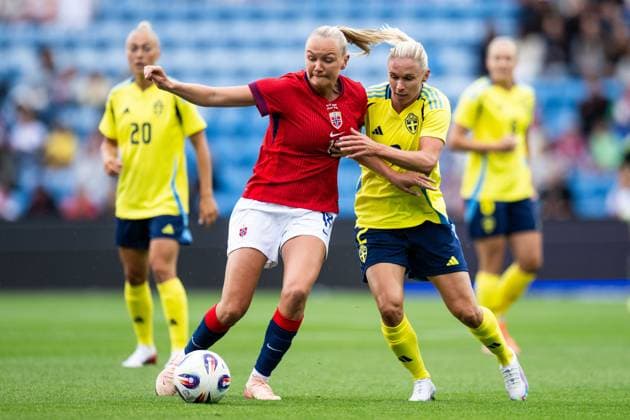 250626 Frida Maanum of Norway and Jonna Andersson of Sweden during the international friendly football match between Norway and Sweden on June 26, 2025 in Oslo Photo Jon Olav Nesvold BILDBYRAN COP 217 VG0773 bbeng fotboll football soccer fotball träningslandskamp privatlandskamp landskamp international friendly norge norway sweden sverige dam  Copyright: JONxOLAVxNESVOLD BB250626JE019