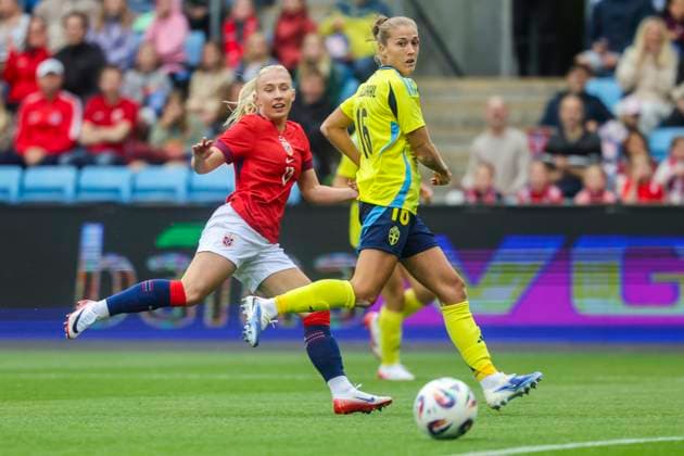 Womens international football match Norway Sweden Oslo 20250626 Norways Thea Bjelde and Swedens Filippa Angeldal during the womens international football match between Norway and Sweden at Ullevaal Stadium Photo Geir Olsen NTB Oslo Norway EDITORIAL USE ONLY RESTRICTED USE FOR BETTING COMPANIES  Copyright: xGeirxOlsenx xNTBx